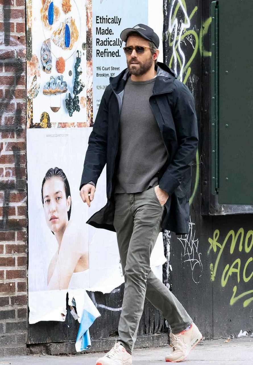 "死侍"瑞安·雷诺兹新街拍来了:棒球帽,墨镜,红色蓝牙耳机,简单的黑色