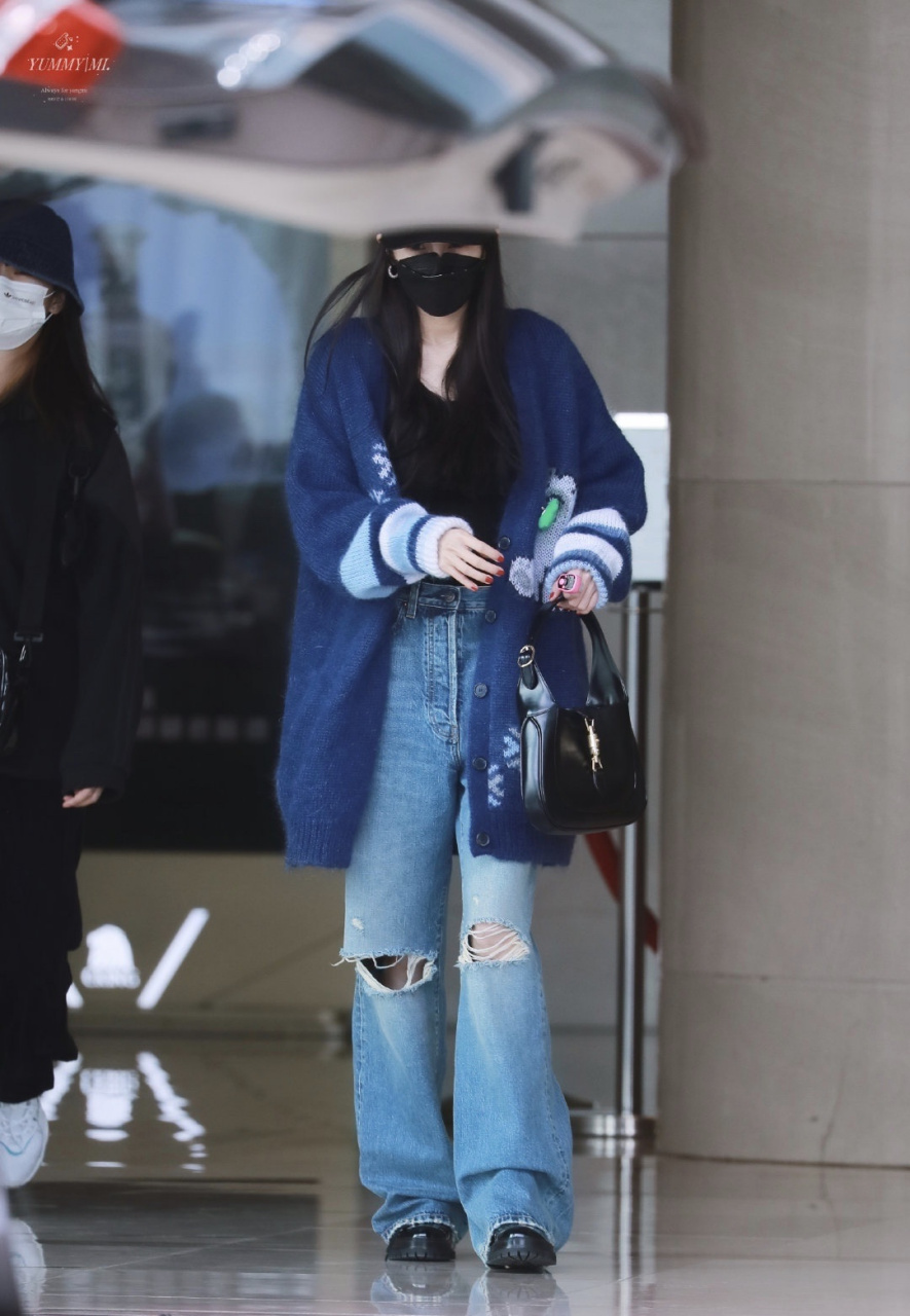 春运最in街拍# 杨幂机场私服 针织开衫搭配破洞牛仔阔腿裤,一看竞很