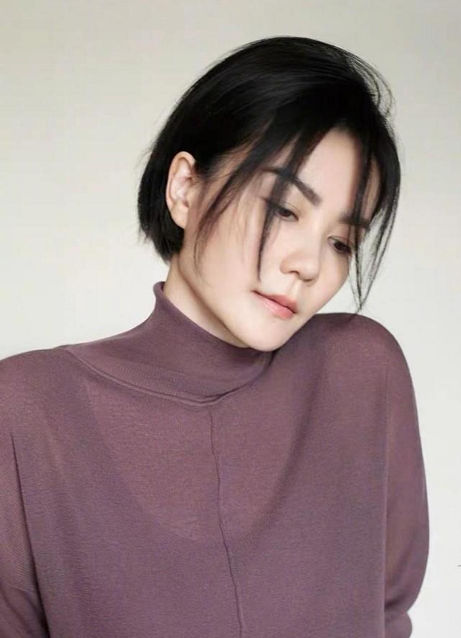 52岁王菲代言内衣,一改往日高冷女神范,咧嘴笑的非常开心,展示自己好