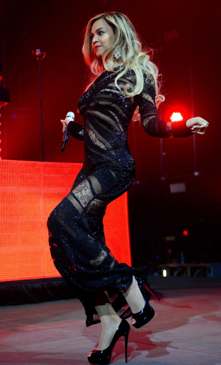 碧昂斯 流行天后舞台卖力演出[鲜花]