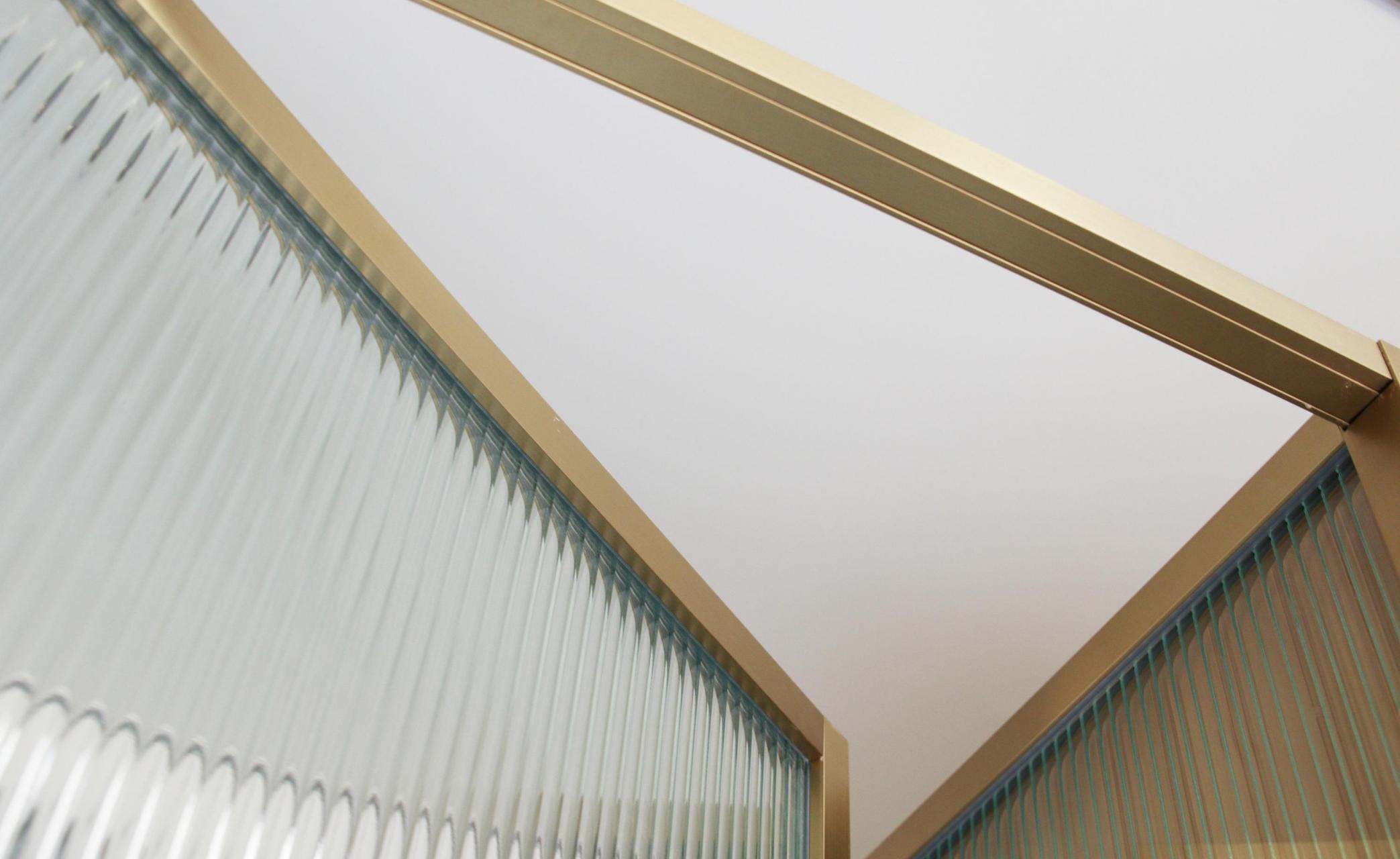 其实所有普通玻璃都会发绿,只不过长虹玻璃显得更绿