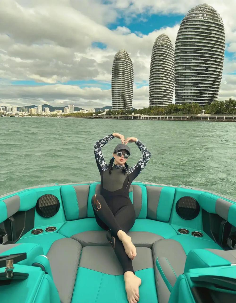 百家号星火计划# 51岁钟丽缇一家四口海边冲浪玩嗨!