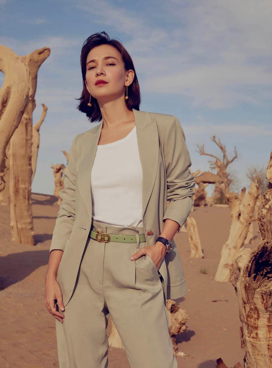 卢靖姗现身广袤沙漠拍摄大片,短发造型随性干练,浅绿色西装套装勾勒