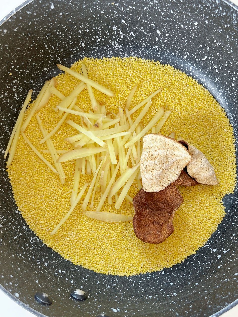 老中yi 教6015三伏天前多喝这个姜丝小米茶;冬吃萝卜夏吃姜  夏天