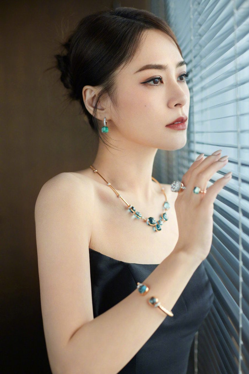 钟欣潼# 身穿一件黑色性感的高开叉礼服,露出了她美丽的肩膀和迷人的