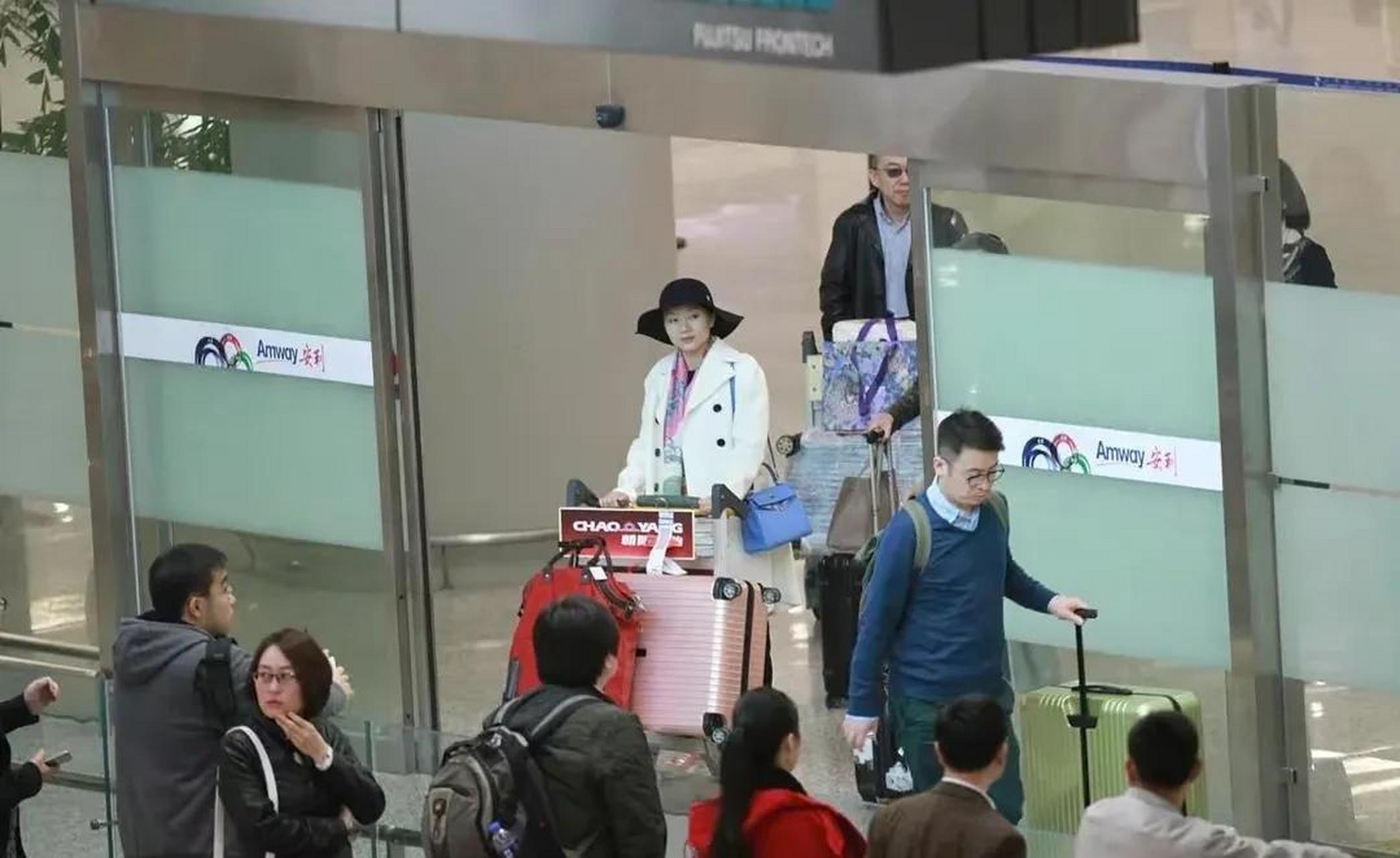 gif创作人# 张艺谋妻子陈婷昔日独自走机场!