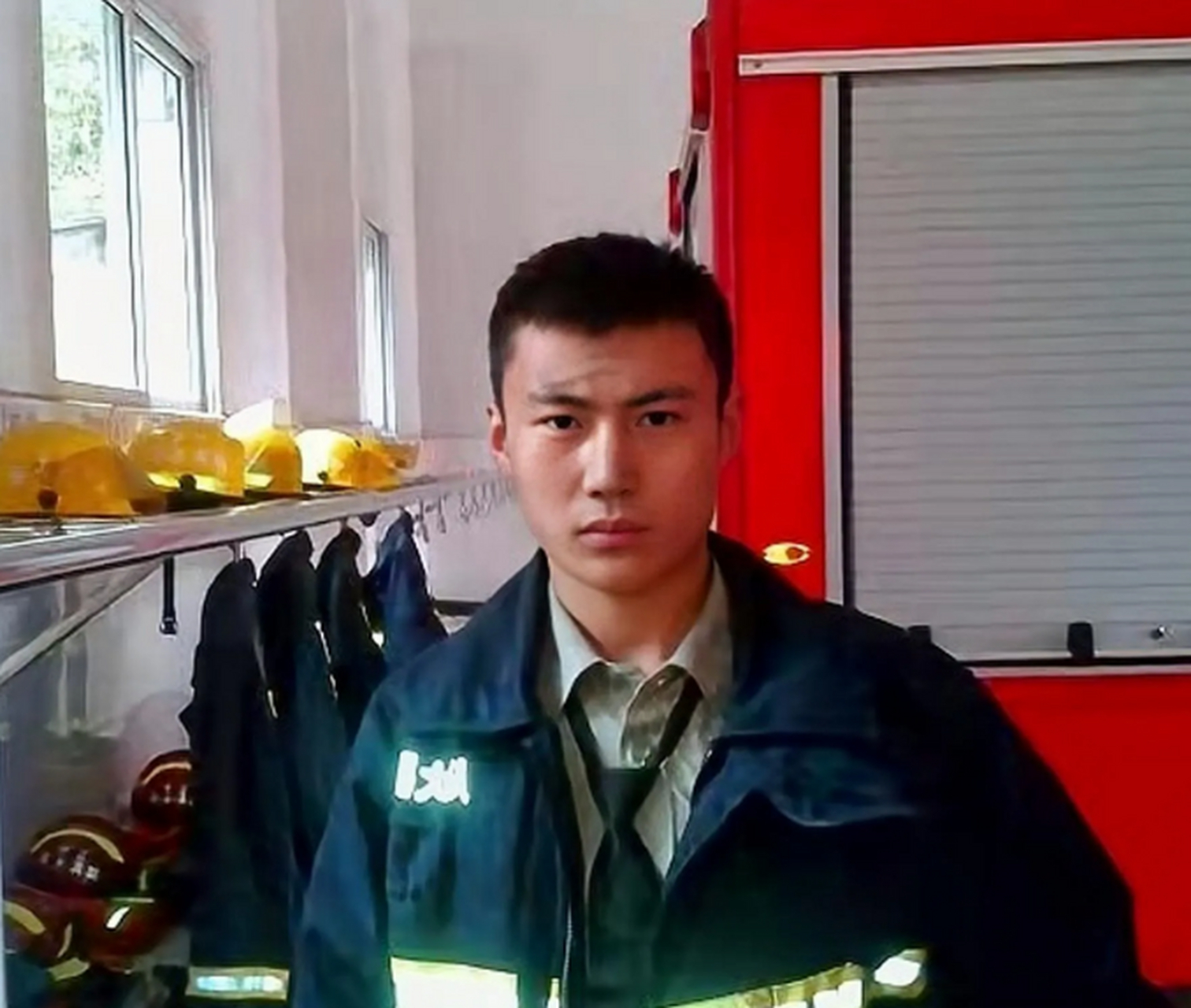 29岁的消防员朱铭俊在一次演习中因意外导致高位截瘫,卧床8年只能靠