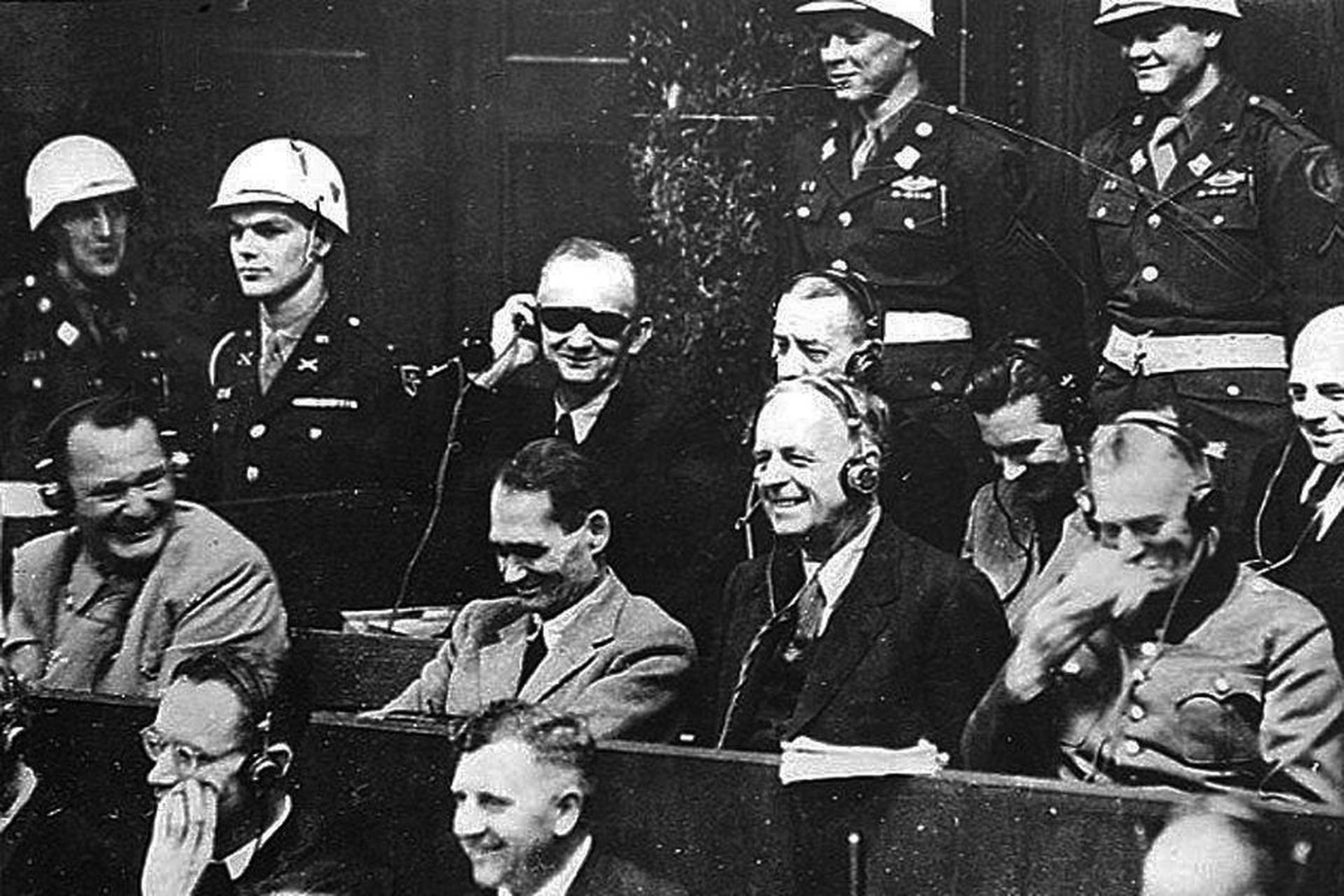 历史照片—纽伦堡审判席上的笑声 1945年,在纽伦堡军事法庭的一次