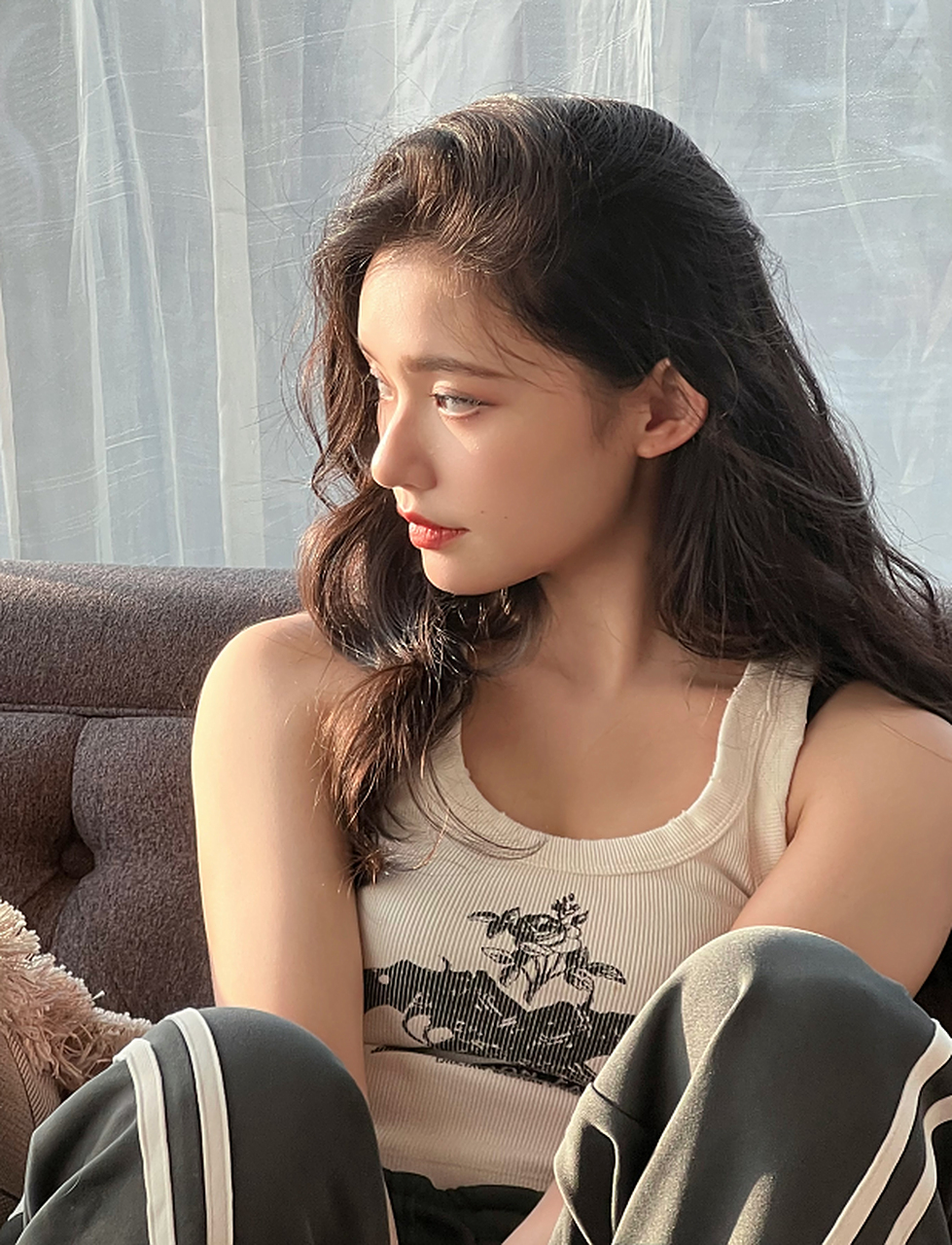 林允的秋日美拉德风妆容,从这个妆容看上去,是不是和周洁琼有点像?