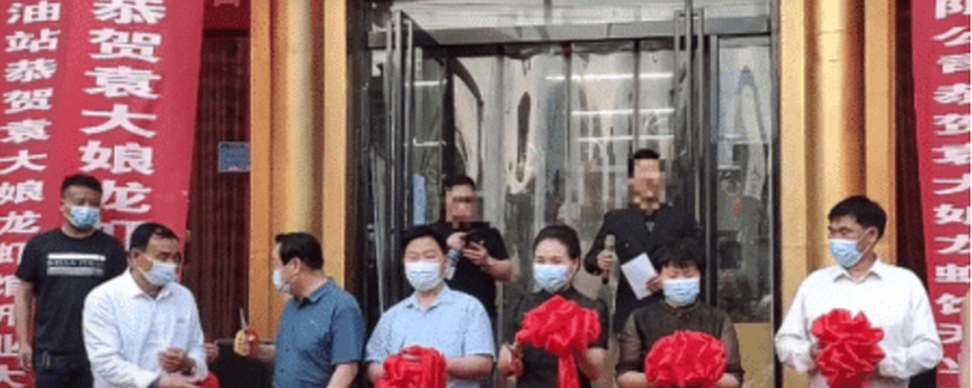 作为一个在单县颇有名气的基层艺人,军人出身的袁庆,在前不久就公开了