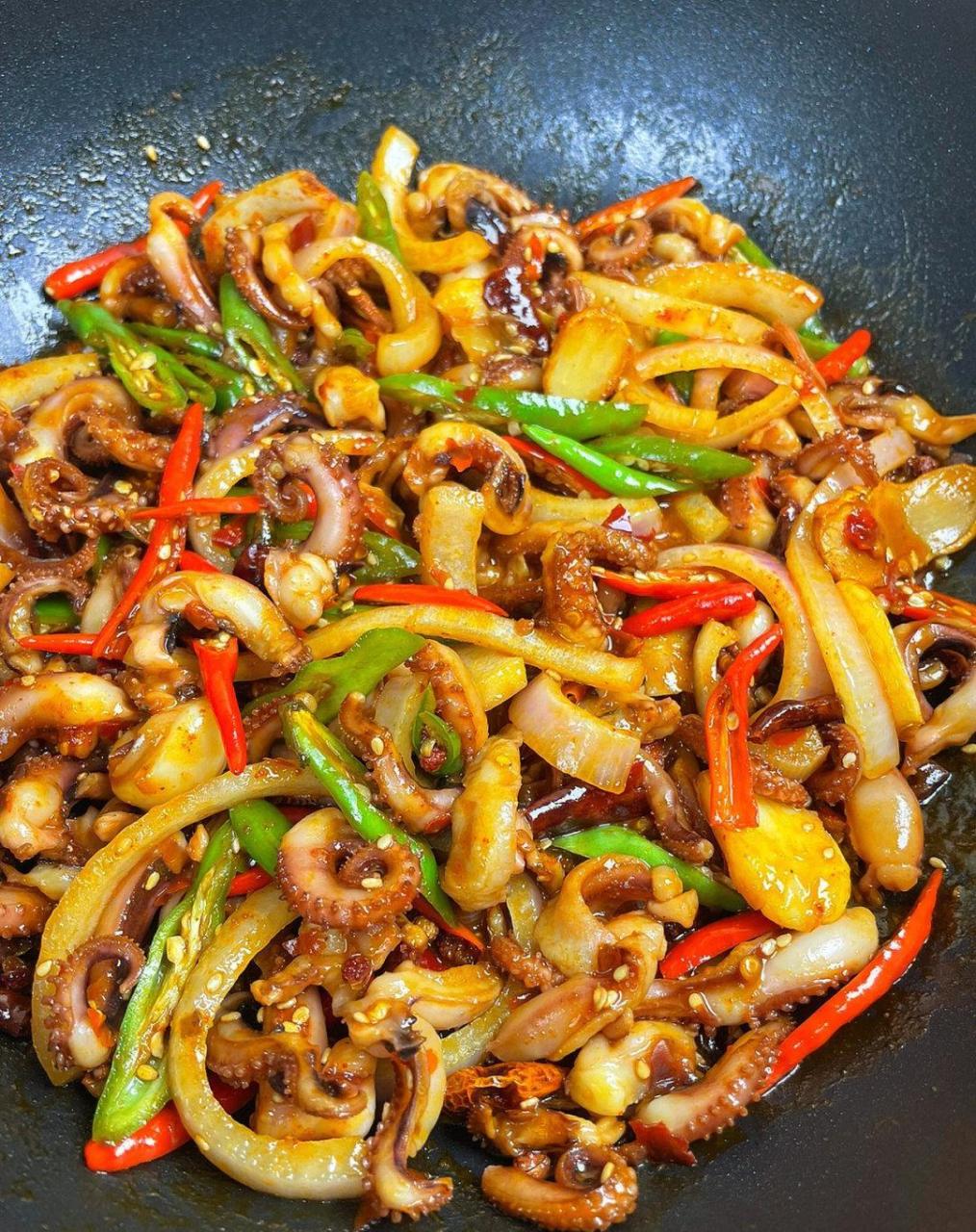 鱿鱼须500g,青红椒,洋葱 葱姜蒜,花椒,干辣椒,豆瓣酱 做法 1鱿鱼须水