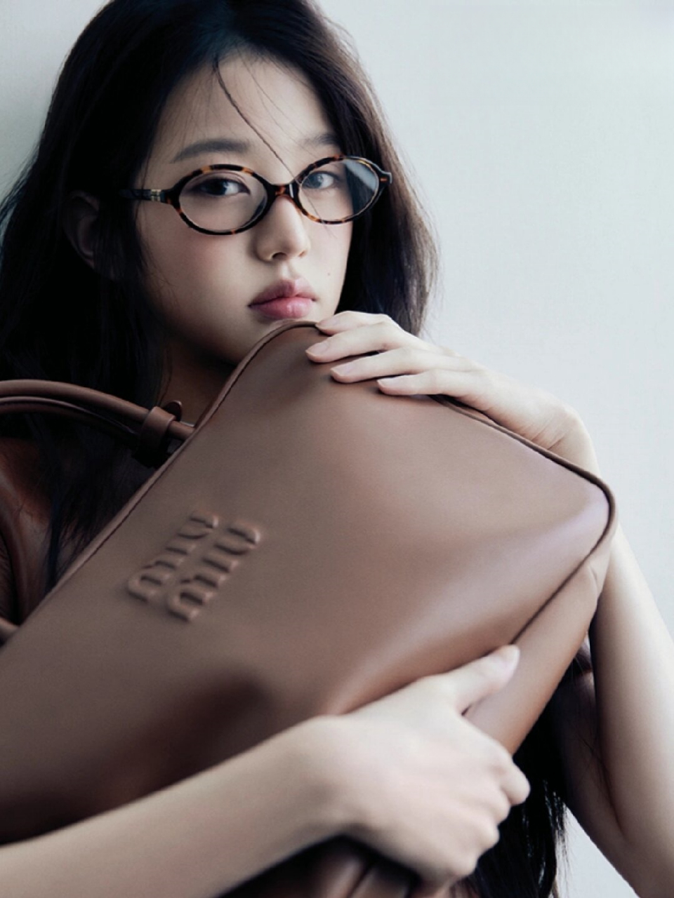 张元英miu miu fall2023网友说像大蟑螂  张元英为bazaar korea拍摄的