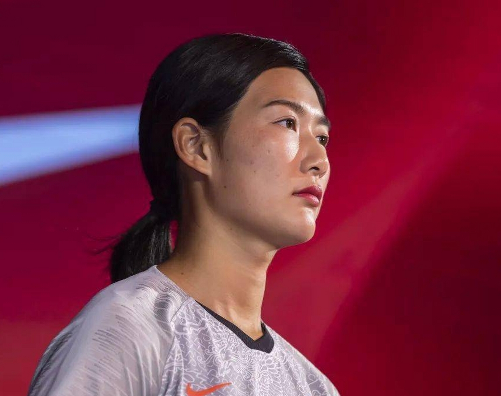 赛后中国女足中场杨莉娜接受场边采访.