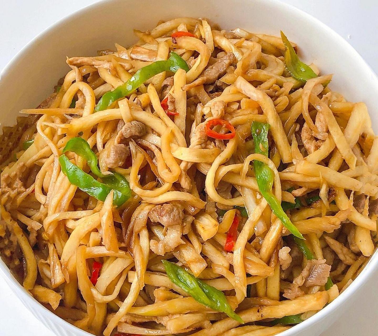 2,倒入茭白丝翻炒,加1勺生抽,1勺蚝油炒至茭白变软,加入