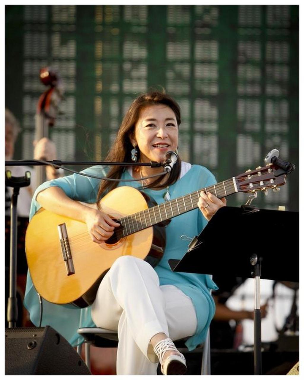 小野丽莎真不像老年人,穿衣优雅知性挺大方,骨子里的温柔抹不去