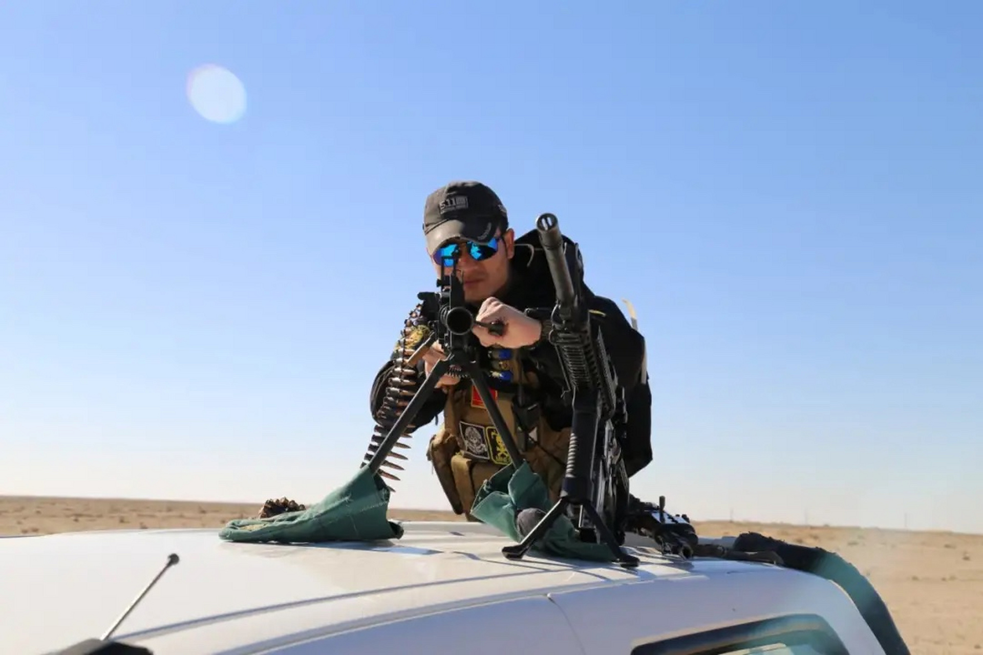 2012年,陕西,为了改善家境,白晓保接受一份百万"雇佣兵"合同.