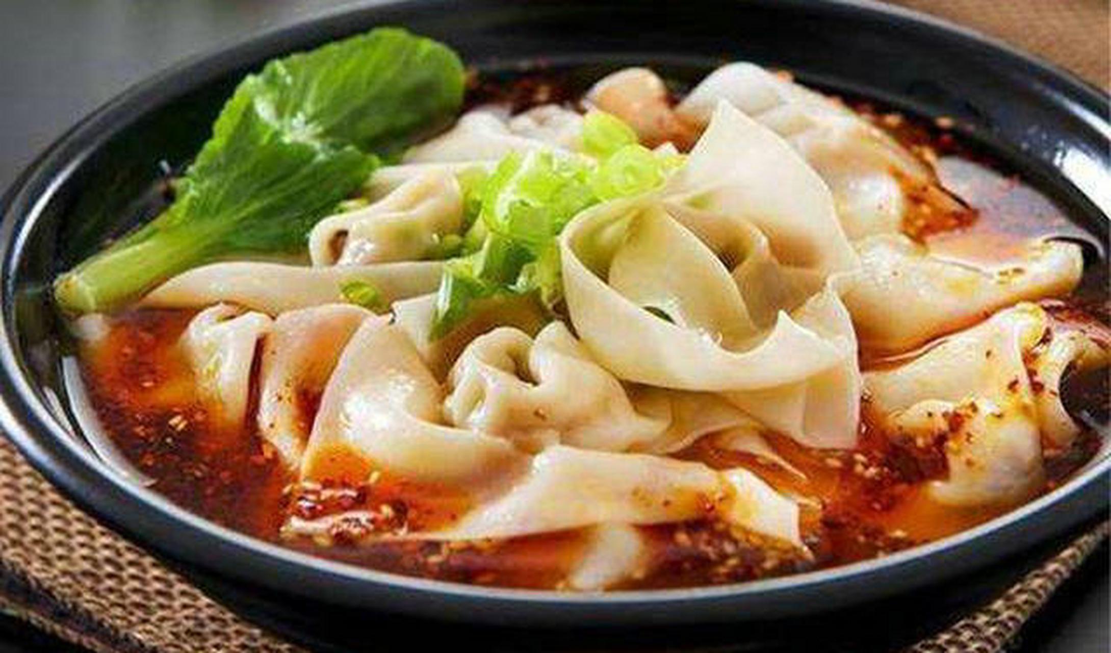 重庆抄手是馄饨的一种,而在川渝两地则被称为抄手,而重庆的抄手较四川