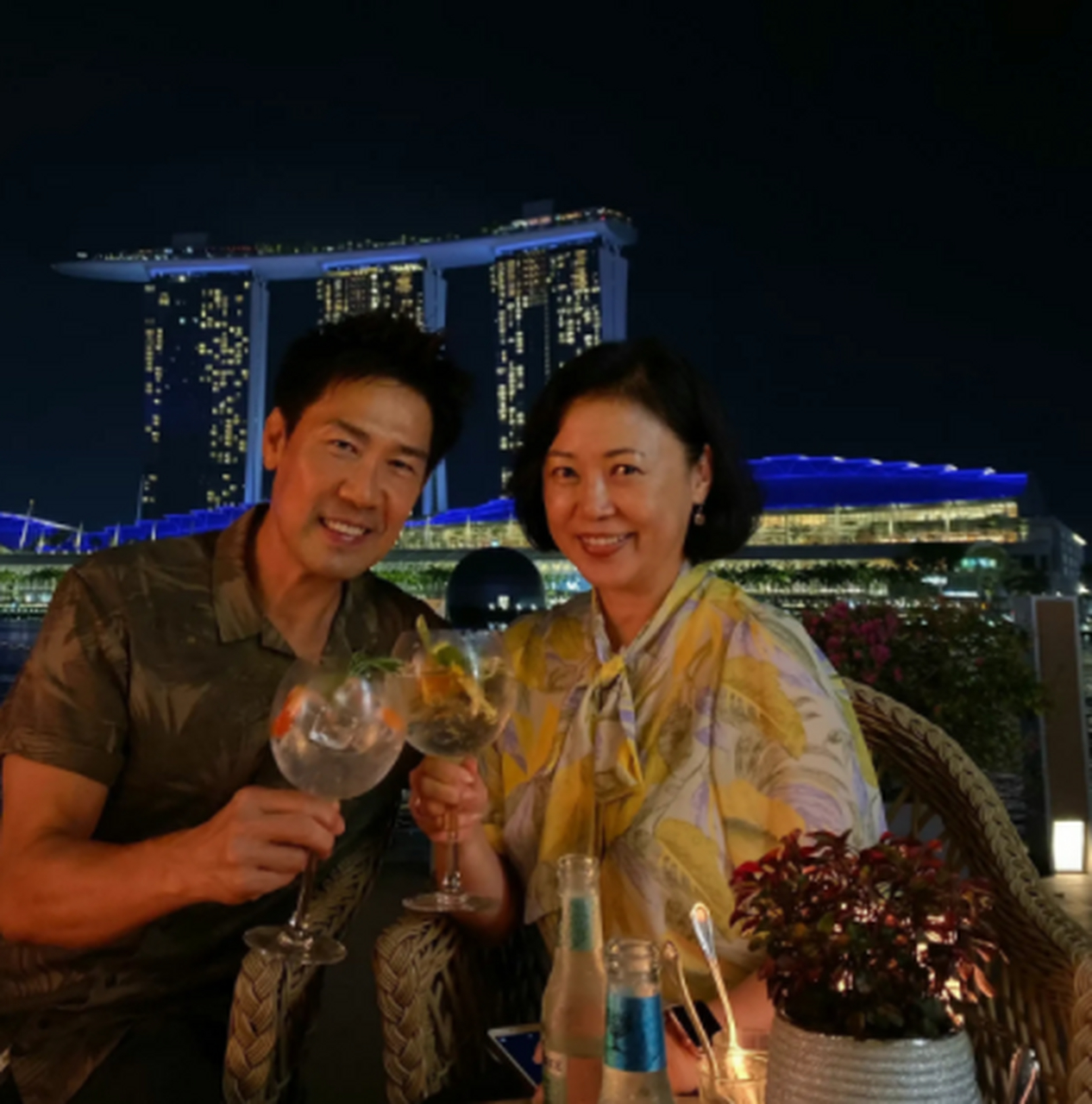 《人在旅途》新加坡演员陈之财向云全家福,岁月在向云的脸上并没有留