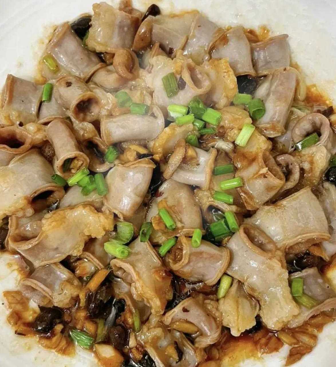 奶奶做的豉汁蒸粉肠,非常下饭菜,粉肠qq弹弹,很有嚼劲,用那汤汁拌饭