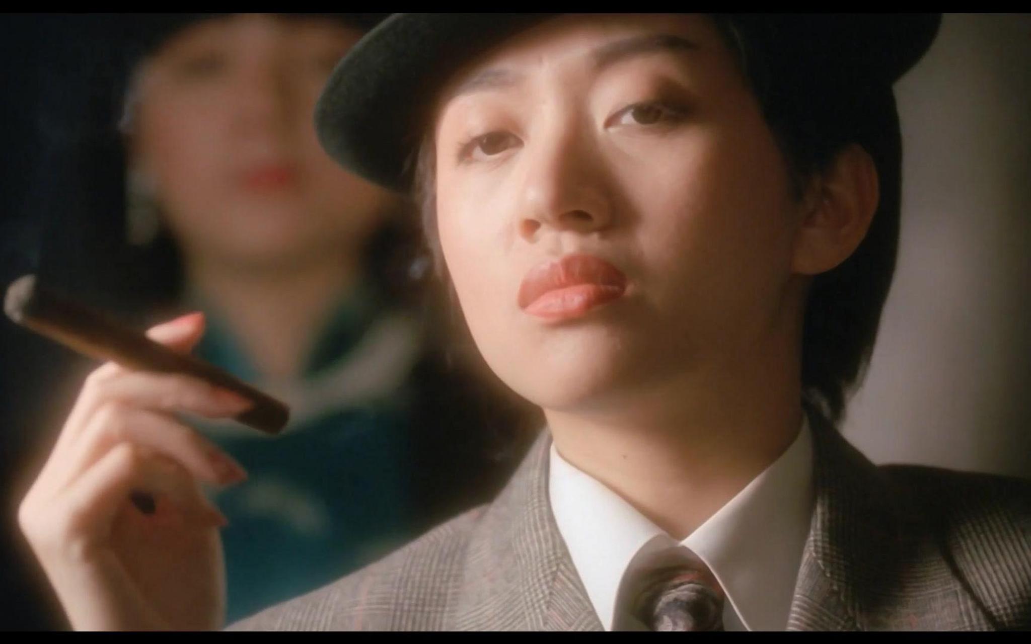 1948年,北平第一监狱,41岁的川岛芳子身穿旗袍跪在地上,行刑官问,"你