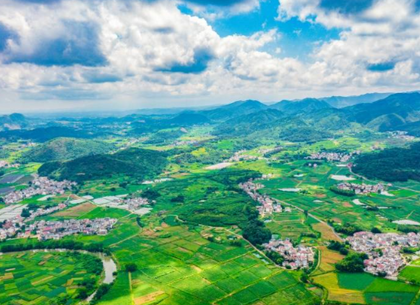 江西省九江市湖口县武山镇武前村,蓝天白云下的村居和农田相互映衬