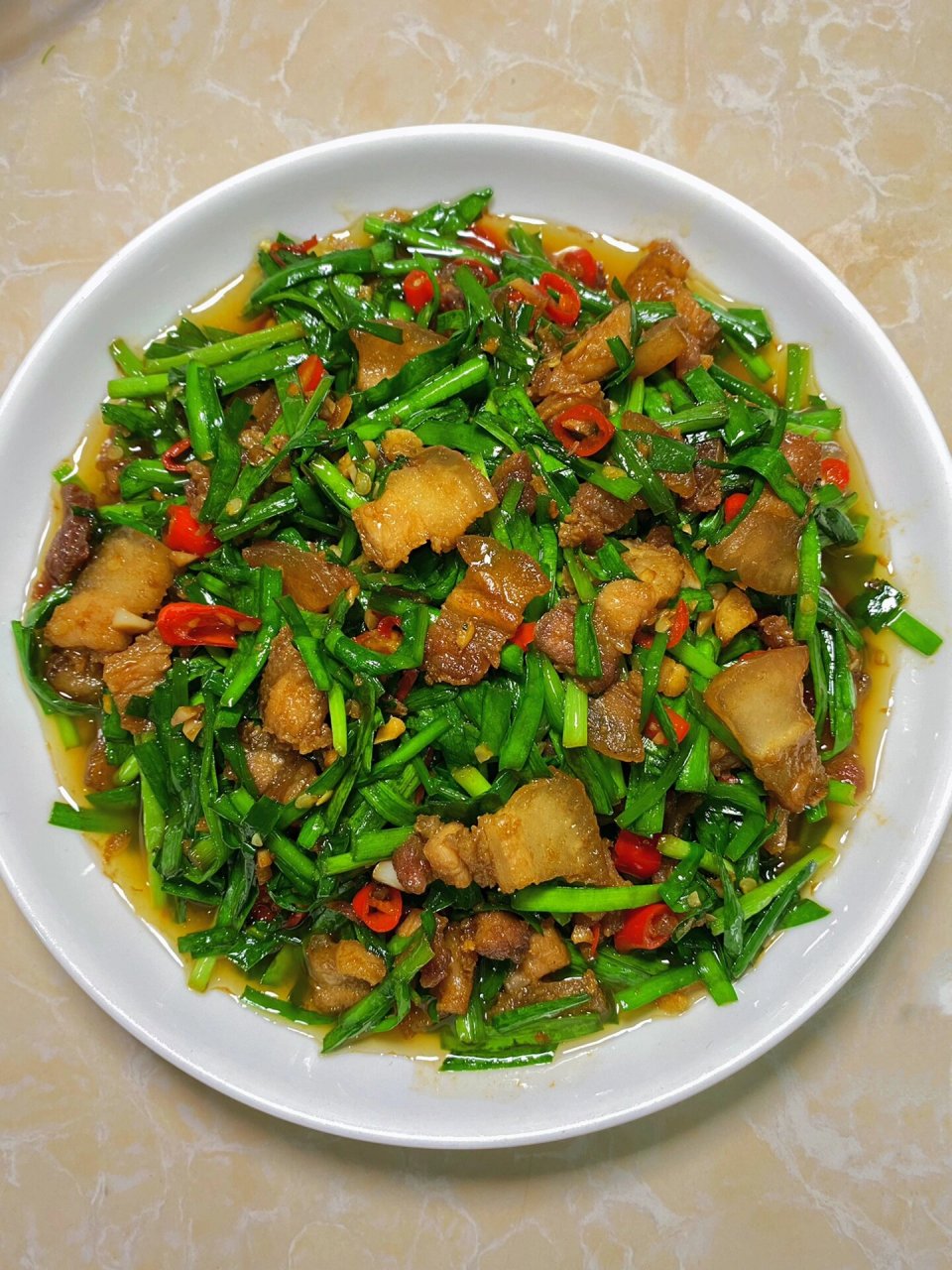 好吃是好吃,就是太费米饭了,韭菜炒肉真的绝 食材:韭菜 五花肉 小米辣