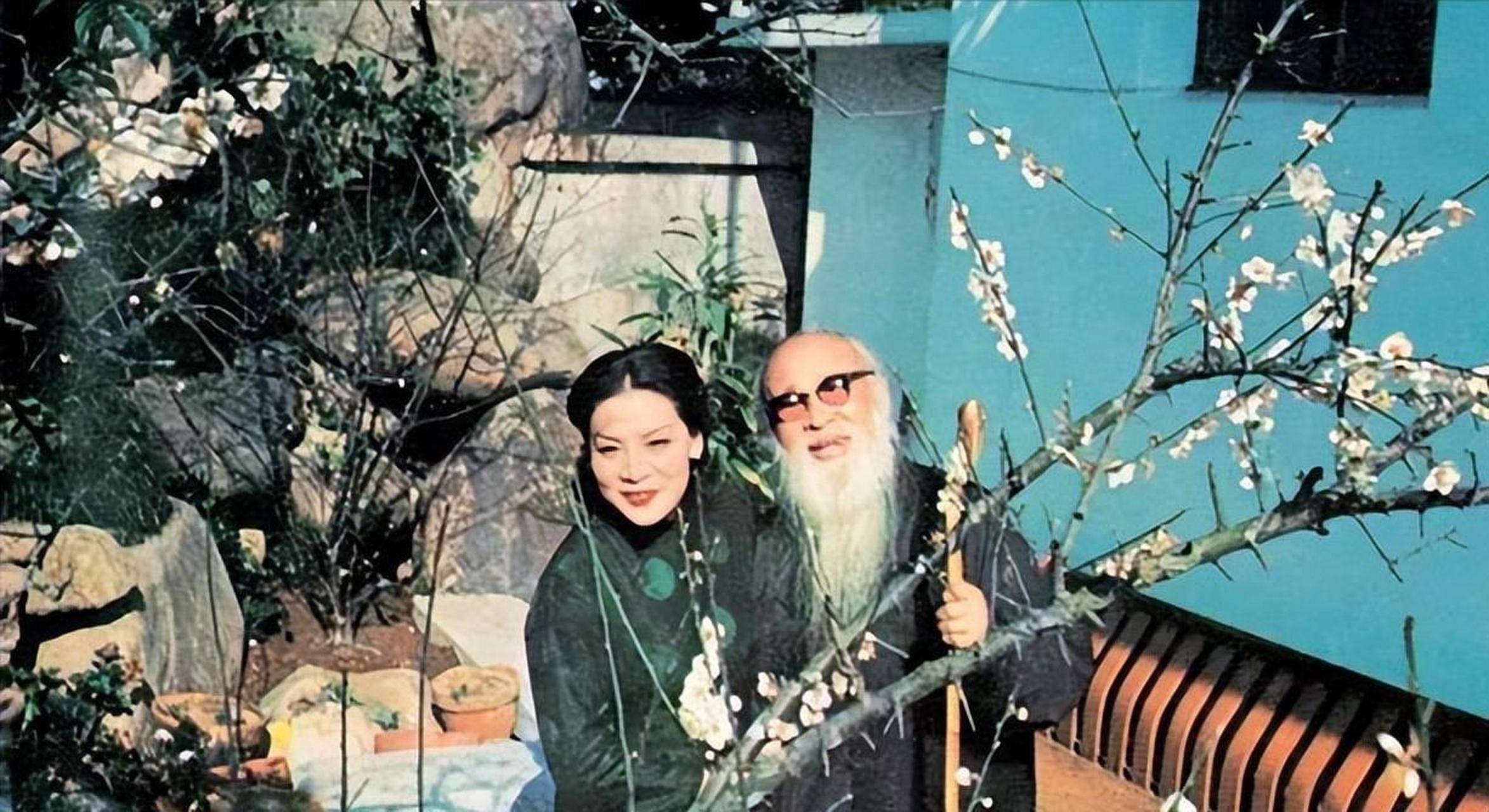 1947年,张大千抱着第四任妻子徐文博步入洞房!许文博喊道:"叔叔!