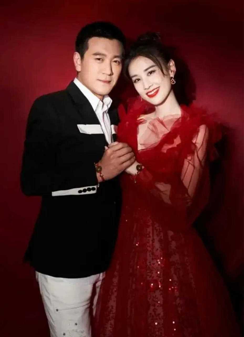 黄圣依全家福曝光,一家四口和乐融融,恩爱甜蜜![炸鸡腿]