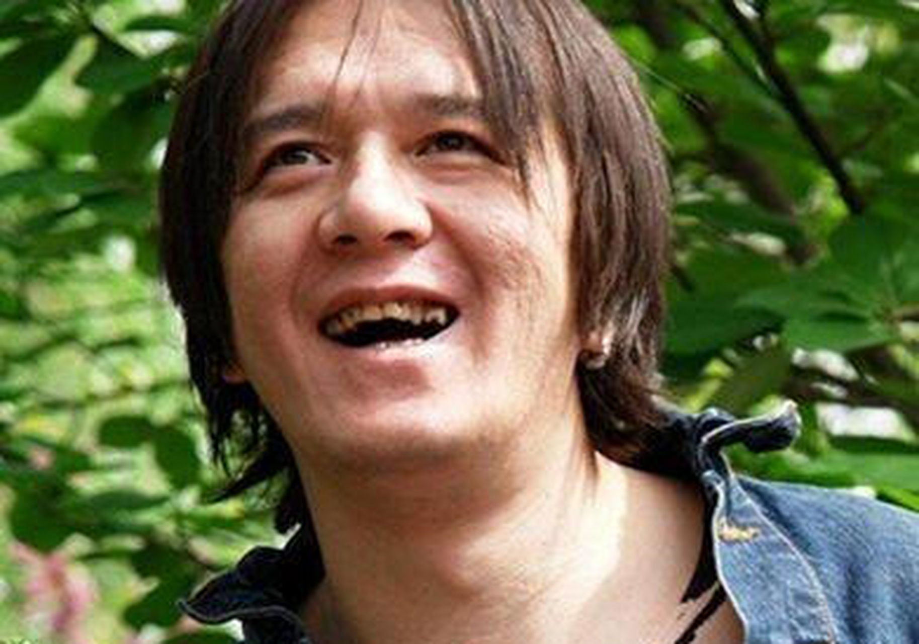 一天,周迅和贾宏声在家看电视,电视里正好播放朴树领奖,贾宏声仔细看