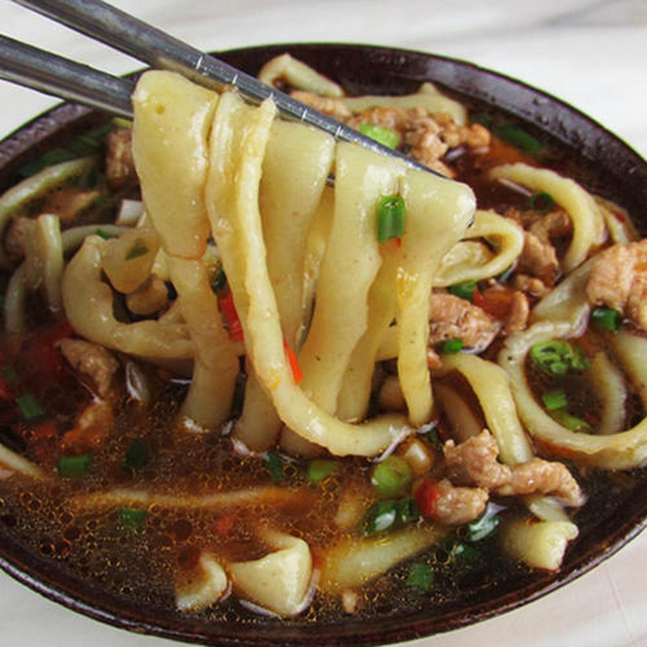 锅巴粉是新晃人早晚午餐必备的的主食餐,一般来不及或者没时间做饭的