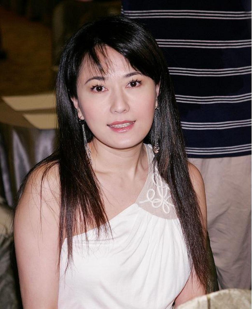 戈伟如:甩过金城武,两次嫁入豪门都净身出户,她到底有多刚?