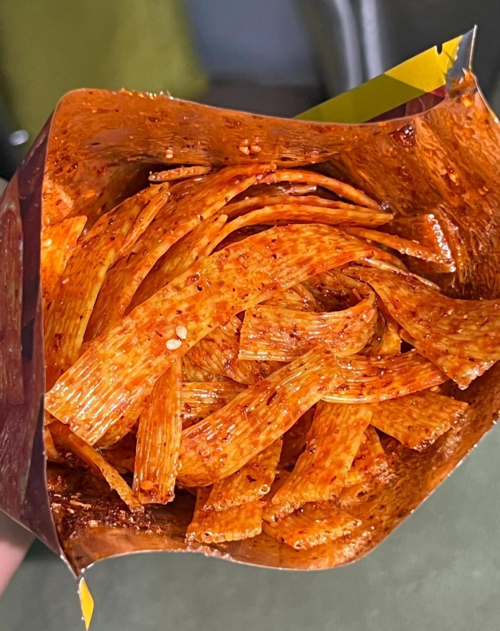 这个辣条是那种一条一条的 属于那种甜辣但是辣味更重一点的～ 油