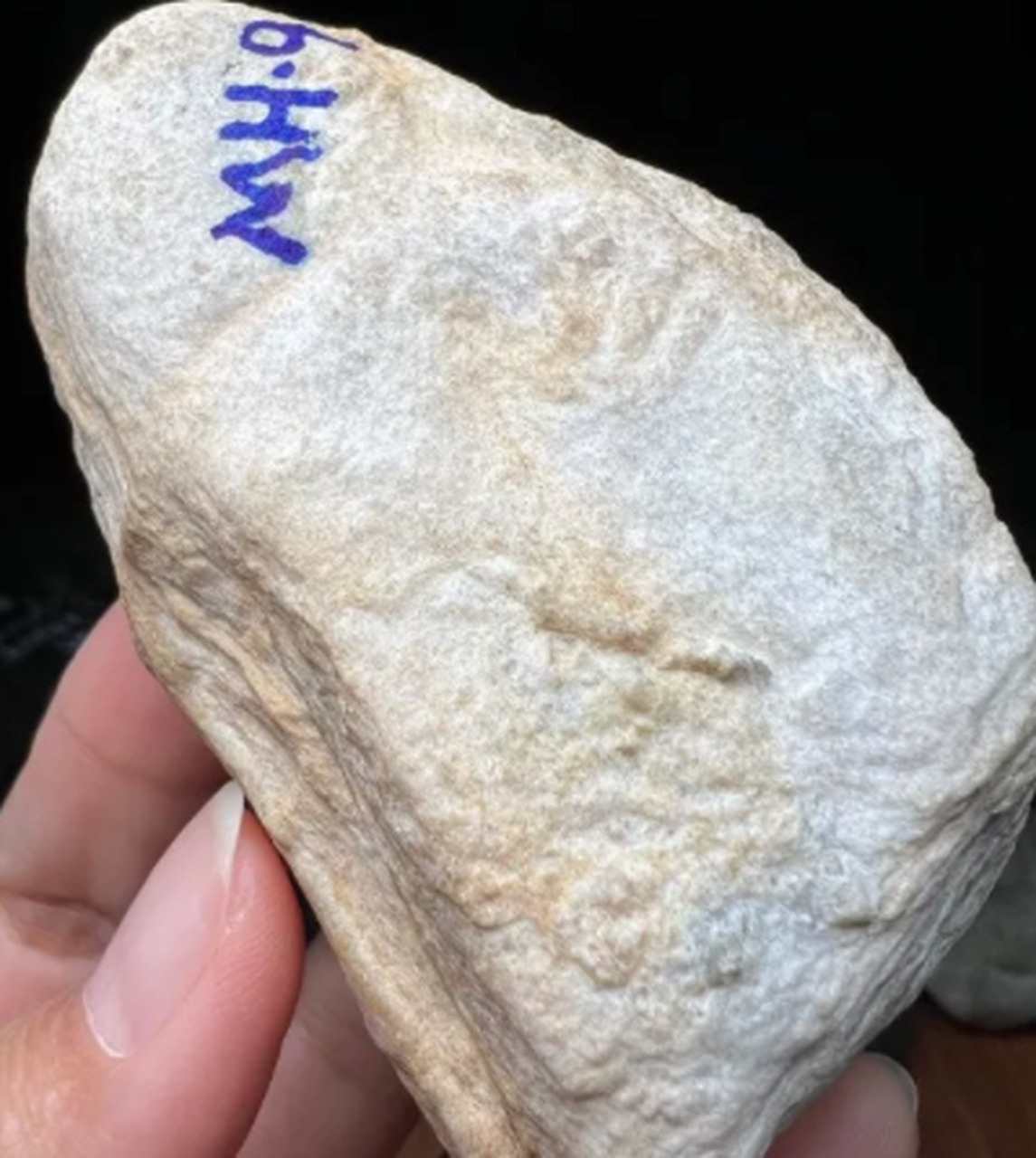 点击头像看直播##翡翠原石#  278克木那包浆皮,皮壳很老,压灯黄雾
