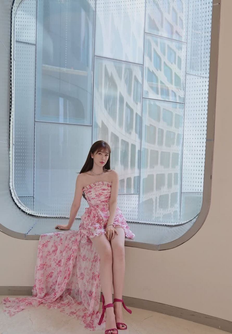 虞书欣出席见面会的造型科普:花瓣抹胸连衣裙,粉色又嫩   #全民执吧