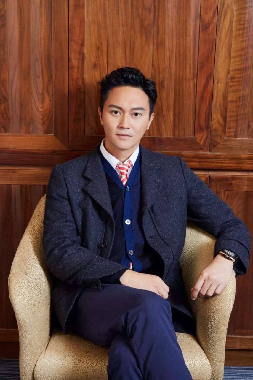 微博上的一组照片让网友们纷纷感叹:曾经风华绝代的童年偶像张智霖