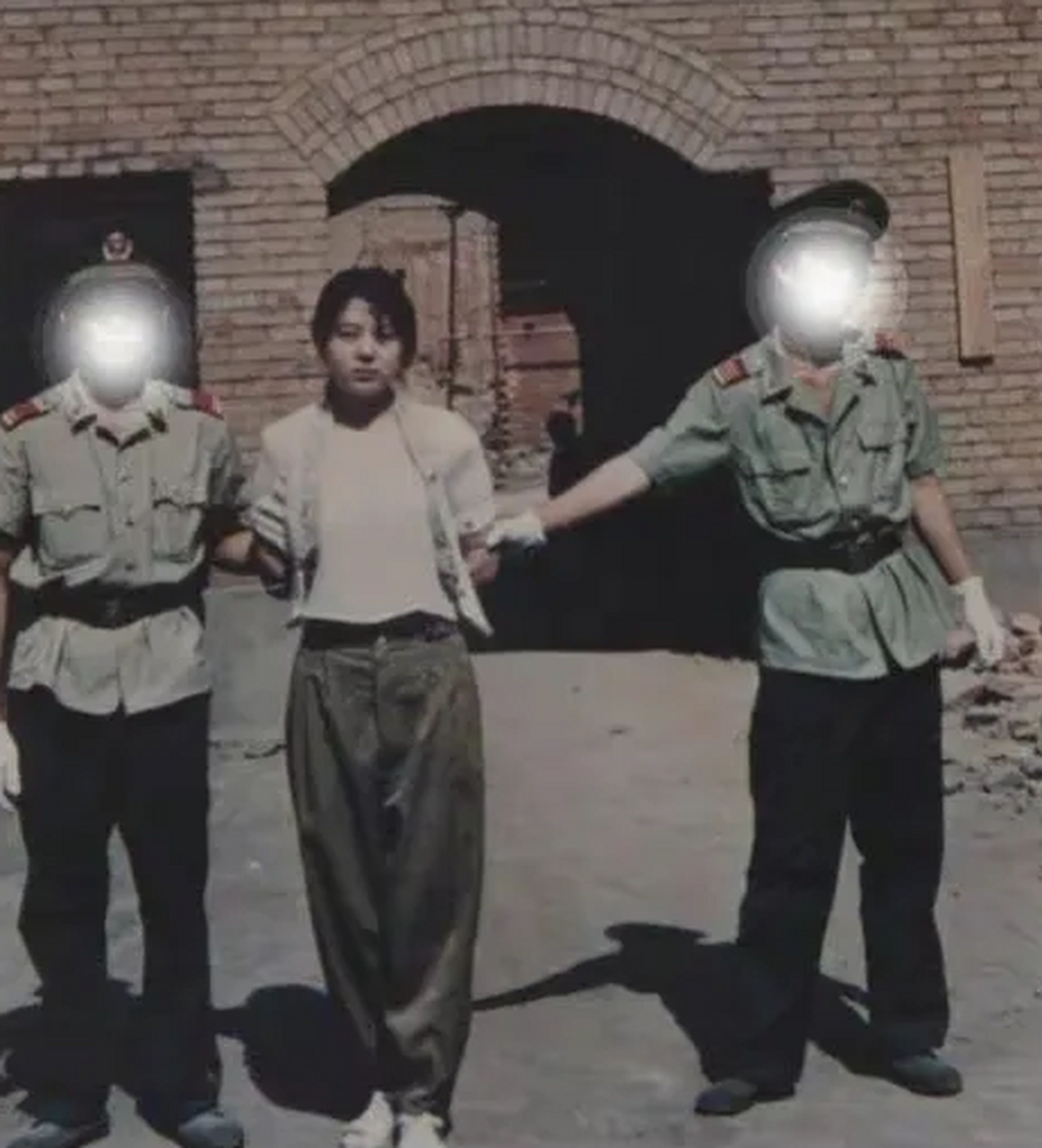 这张照片拍摄于1993年,河南省新安县,年仅22岁的花季少女任雪,因故意