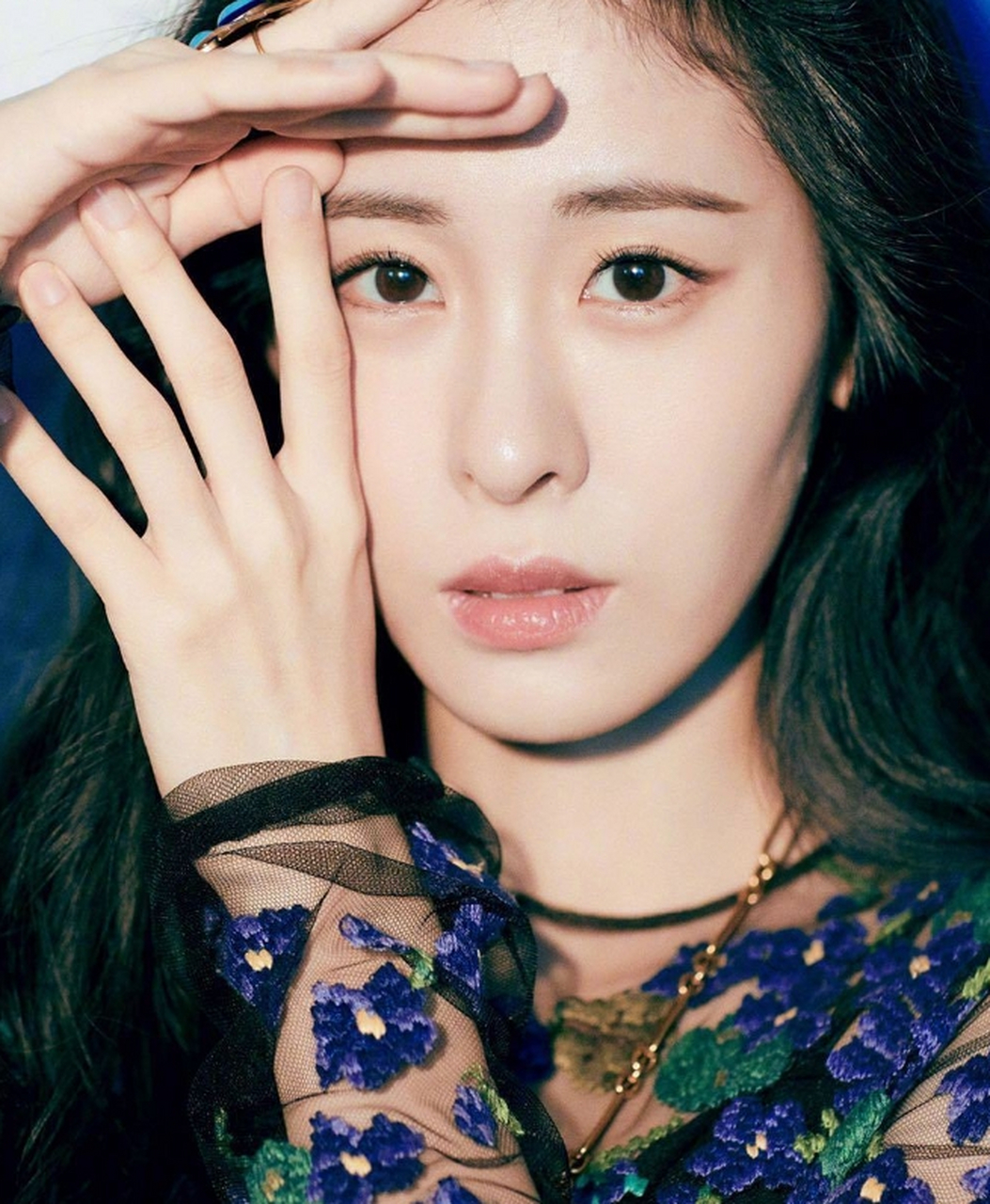 花样少女#张碧晨# 眉清目秀,粉妆玉琢,身材窈窕,性感迷人.