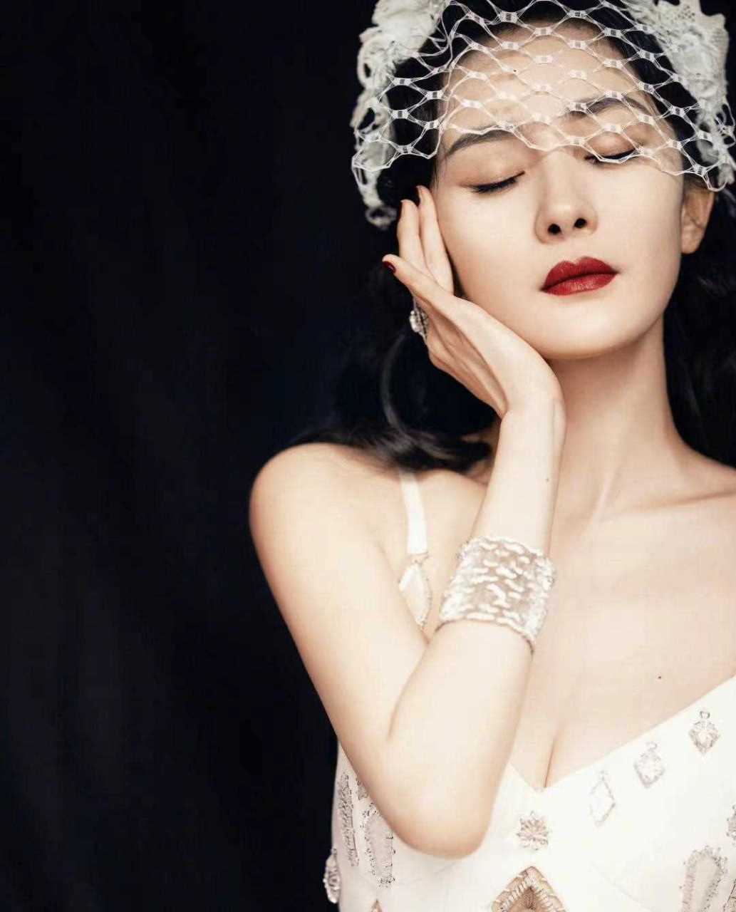 杨幂高清吊带连衣裙写真,头戴蕾丝花朵网纱头饰,高开叉连衣裙设计,大
