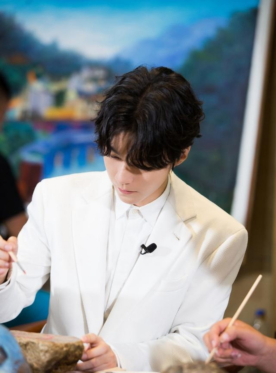 王俊凯,英文名karry,1999年9月21日出生于重庆市九龙坡区,中国内地男