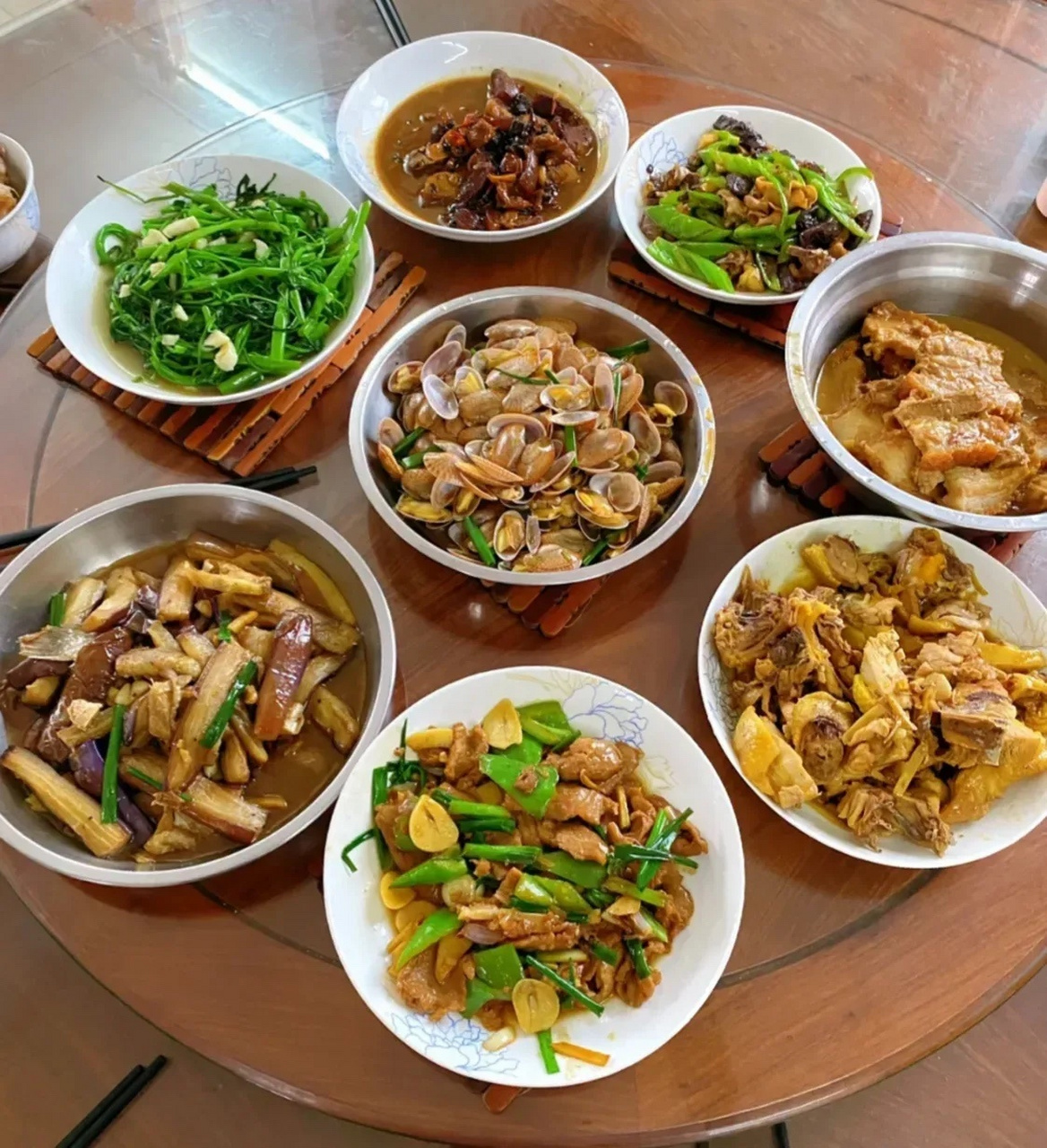 图五,海南普通家庭聚餐.图六,广东普通家庭聚餐.