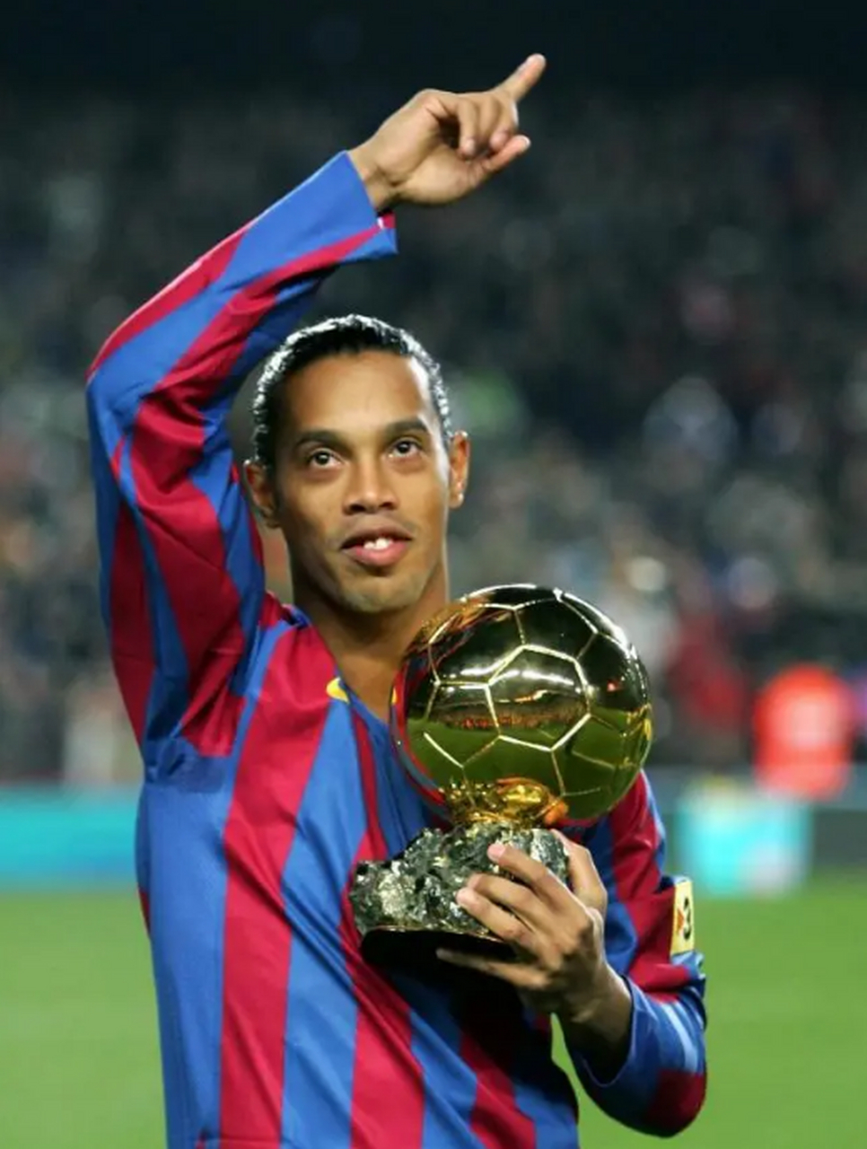 足球精灵罗纳尔迪尼奥,球技独一档,巅峰时期无人能及,成名之后极度