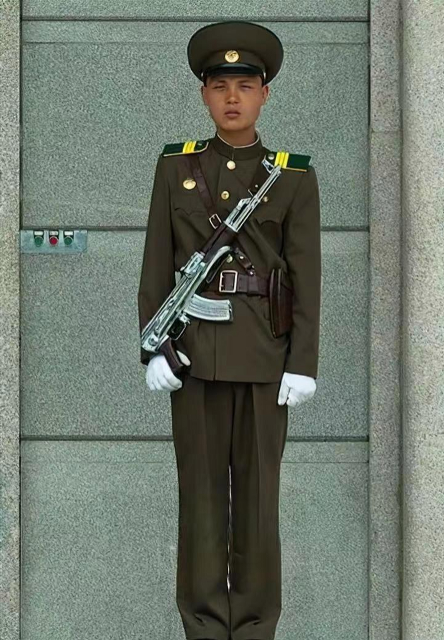 这顶帽子看上去很庄重,很庄重.