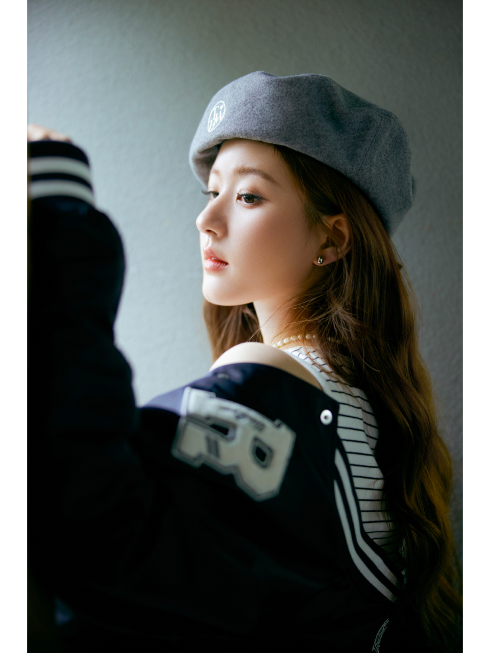 赵露思现代经典学院风 用棒球服搭配灰色百褶裙,贝雷帽点缀 完美诠释
