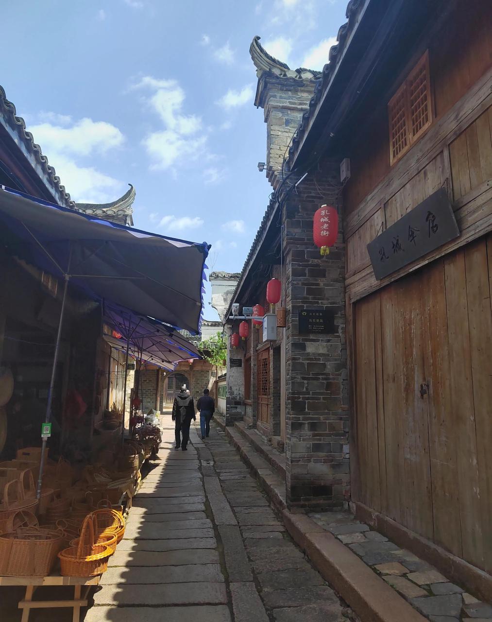 有意思的是街巷被分为十甲,每甲之间有闸门隔挡.