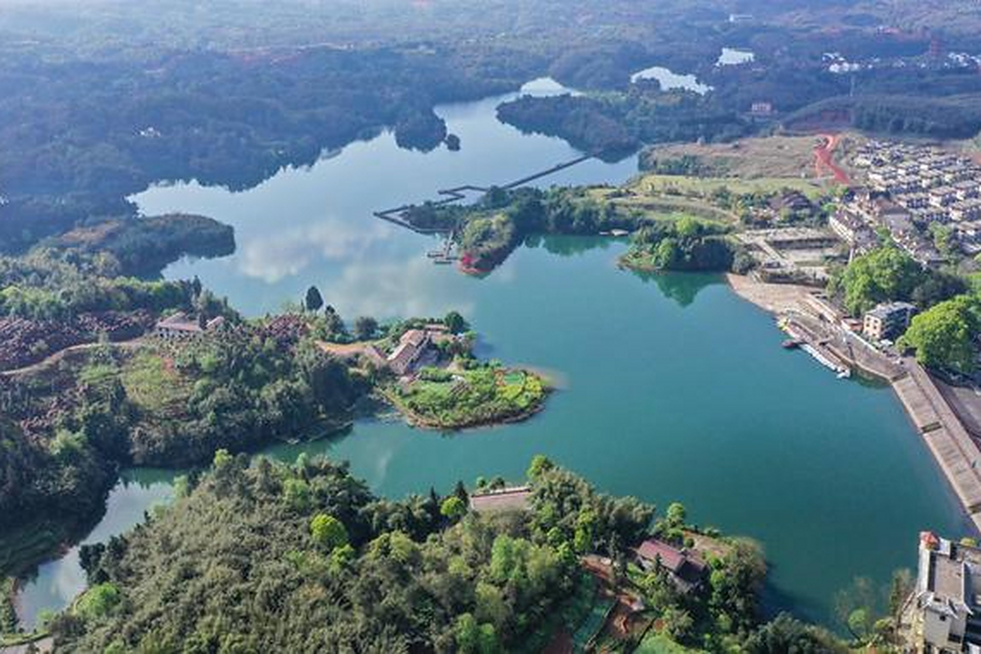 泸州凤凰湖,位于纳溪区大渡口镇,这里紧邻美丽长江,占地面积约60平方