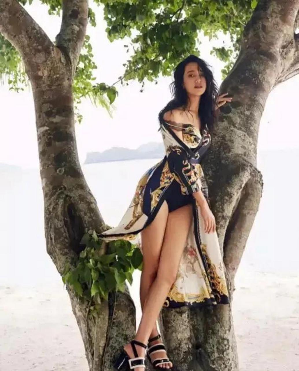 百家号星火计划# 主持人朱丹,泳装外加一袭长袍.