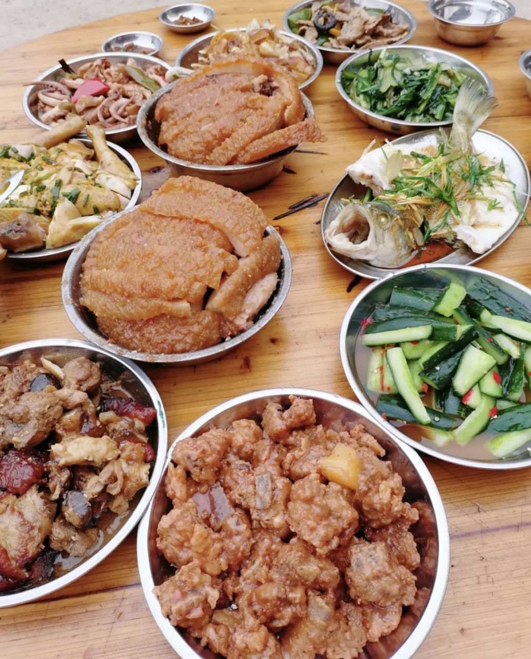 全国上下也就只有广西的酒席才能做到这么丰盛了,基本上以肉菜为主