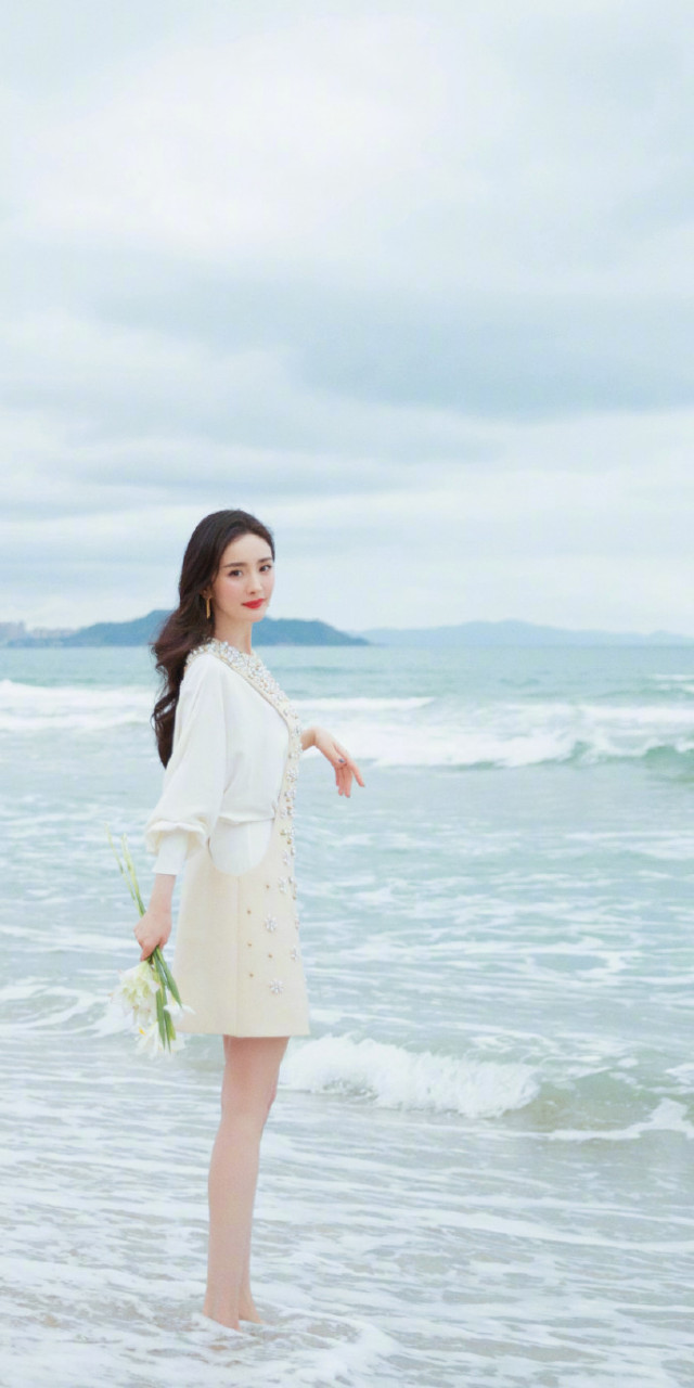 杨幂海滩白衣美照