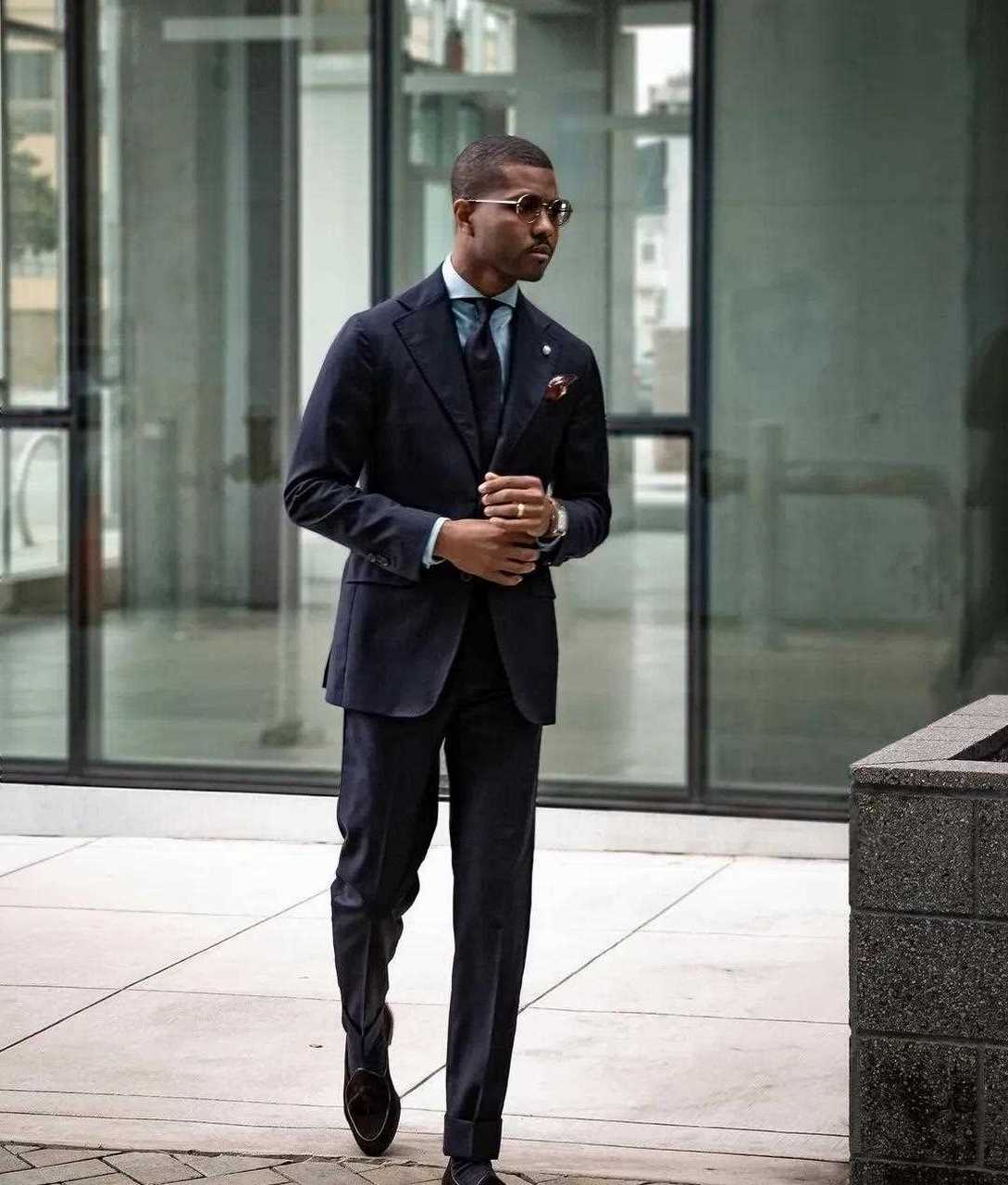 我还挺喜欢这位黑人小哥的穿搭风格的,相比于其他黑色略显浮夸或特别