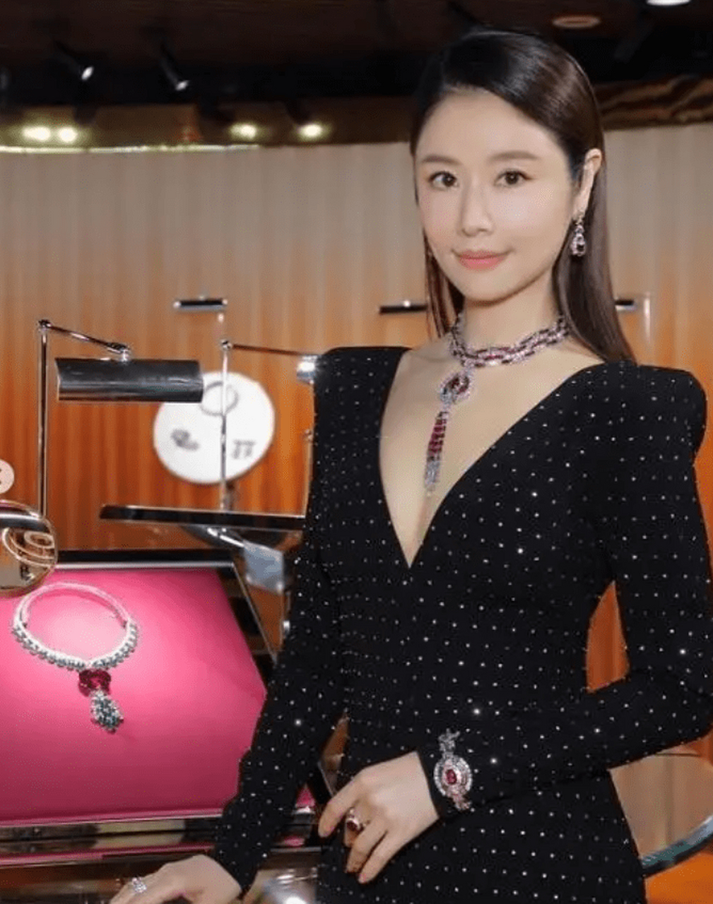 47岁林心如穿着性感健身,男教练摸腿扶腰显亲密,英俊帅气超挺拔!